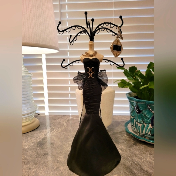 BLACK SATIN JEWELRY NECKLACE HOLDER - Picture 1 of 5